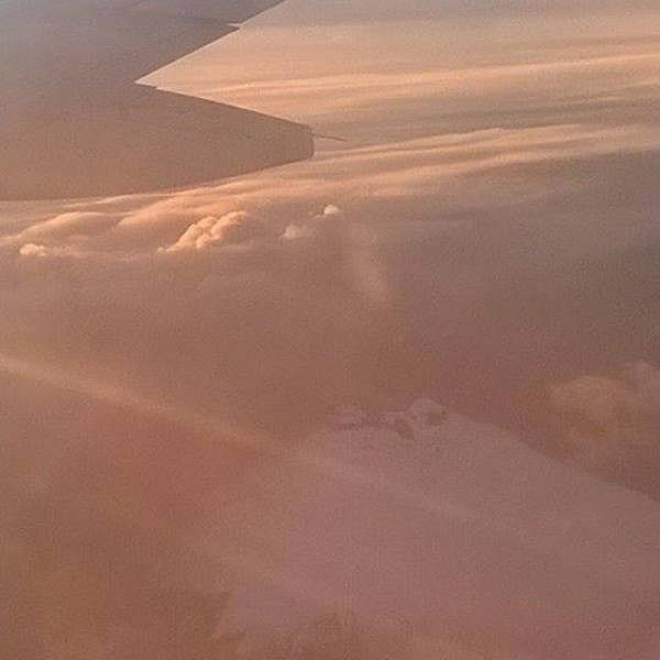 A még füstölő Cotopaxi a repülőről fotózva